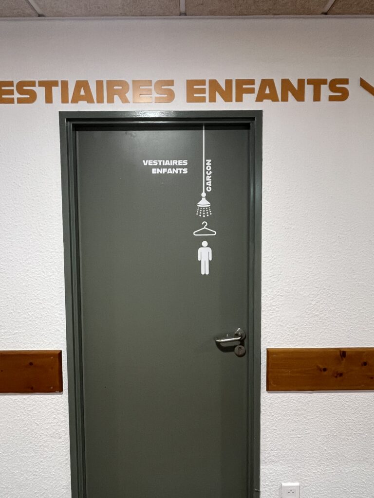 Signalétique intérieure de vestiaires enfants